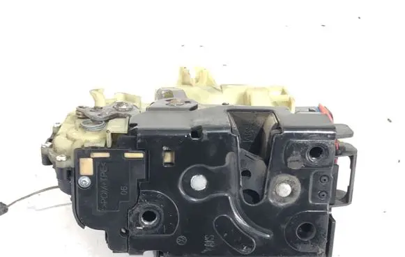 Volkswagen PASSAT B5.5 Front door lock 3B1837015AP