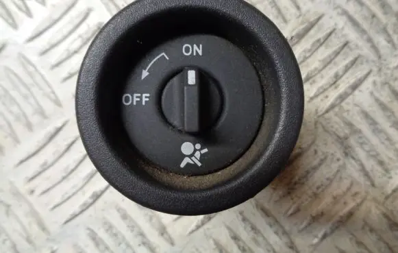 Dacia Duster Passenger airbag on/off switch 681995427R