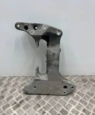 BMW 5 G30 G31 G38 Gearbox mounting bracket 6870619