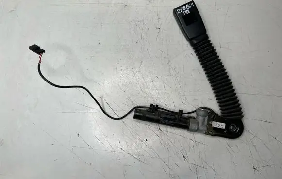 BMW 5 E60 E61 Front seatbelt buckle 6982519