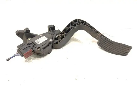 Accelerator throttle pedal