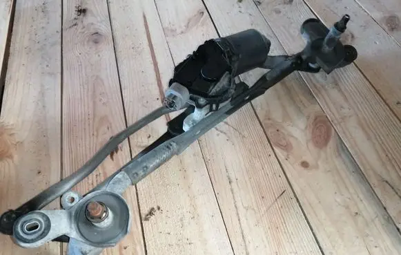 Mazda 5 Front wiper linkage and motor