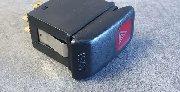 Volkswagen Golf III Hazard warning light relay 693901 VW95