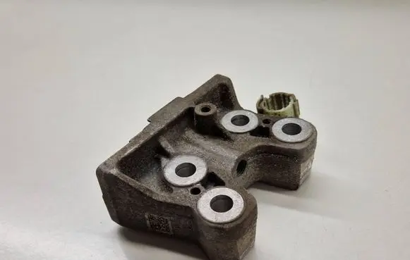 Engine mounting bracket