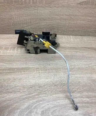 BMW 5 E39 Front door lock 8235113