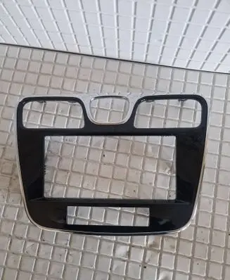 Chrysler 200 Radio/GPS head unit trim EN118122
