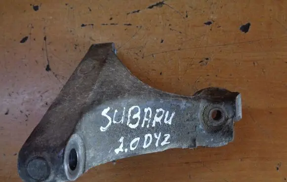 Subaru Legacy Engine mounting bracket