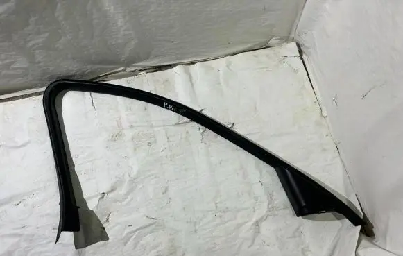 BMW 3 E90 E91 Front door window/glass frame 7060205 60829010 PA6GF10