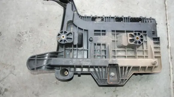 Volkswagen Tiguan Battery box tray 1K0915333B
