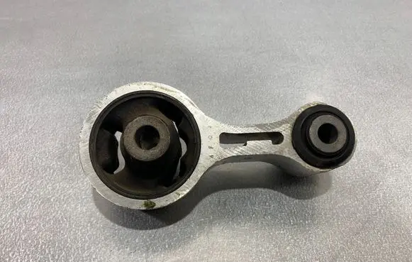 Mazda 6 Engine mount bracket 4F04