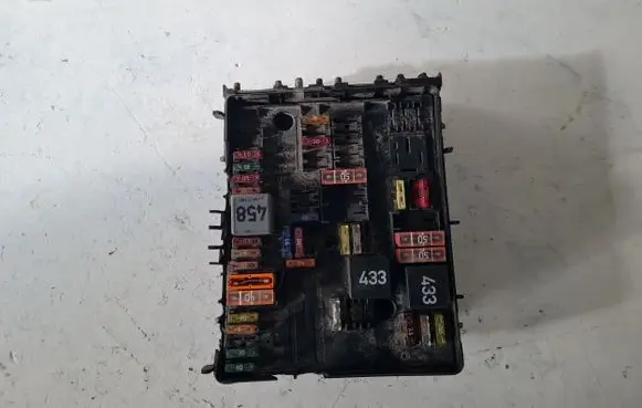 Volkswagen Touran I Fuse module 1K0937805