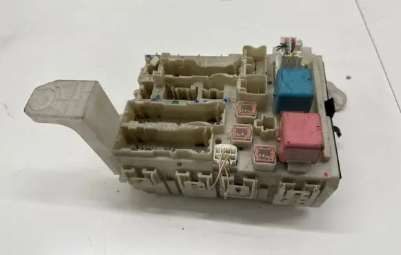 Toyota Auris 150 Fuse module 8273002120A