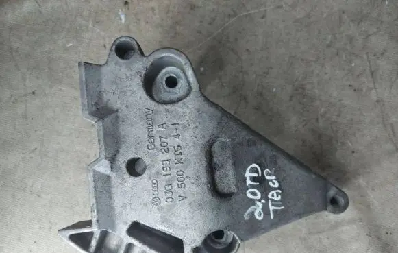 Volkswagen Touran I Engine mounting bracket 03g199207a