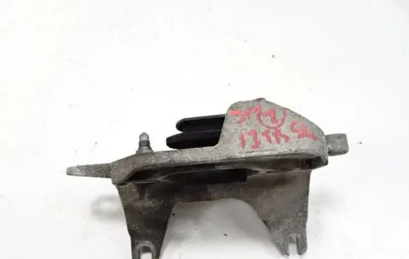 Nissan Qashqai Engine mounting bracket
