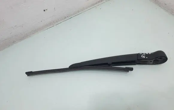 Rear wiper blade arm