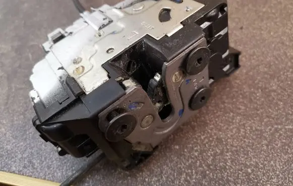 Renault Modus Rear door lock 299159F