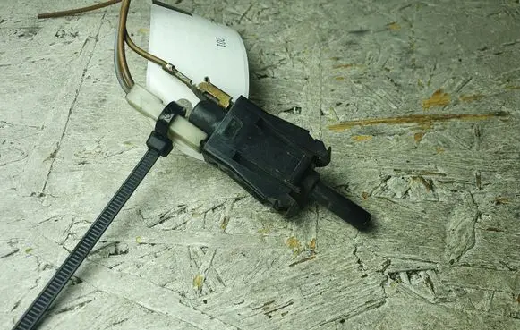 Mercedes-Benz E W211 Hand parking brake sensor 0015458714