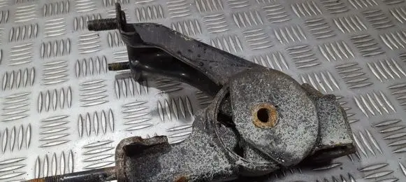 Toyota Avensis T250 Engine mount bracket