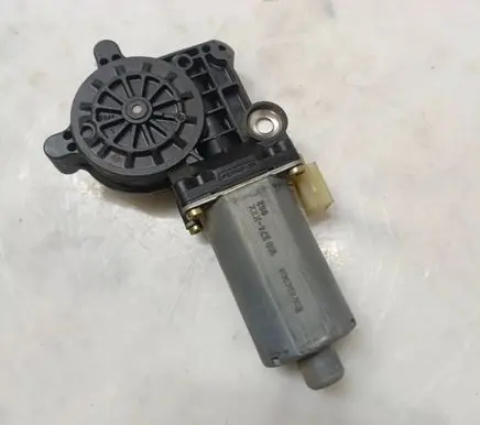 Volvo S70 V70 V70 XC Front door window regulator motor 100574XXX