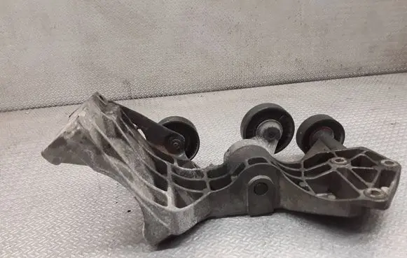 Mercedes-Benz B W245 Generator/alternator bracket A6402021040