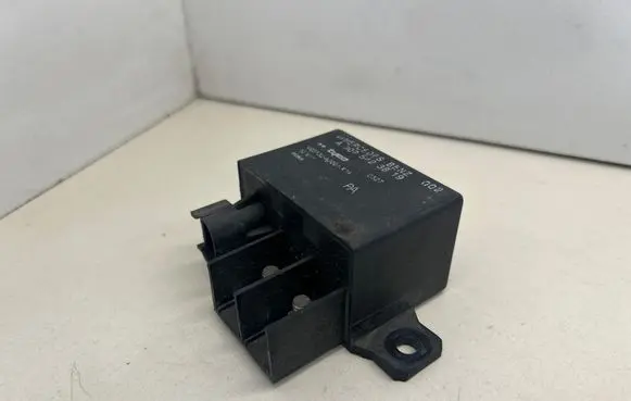 Mercedes-Benz E W211 Charging relay A0025423819 V23132A2001X14