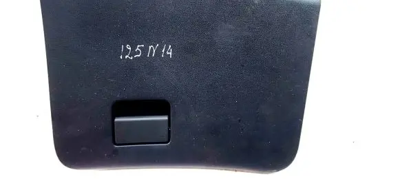 Nissan Juke I F15 Glove box
