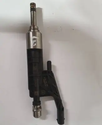 BMW 5 G30 G31 Fuel injector 7639990 22221910