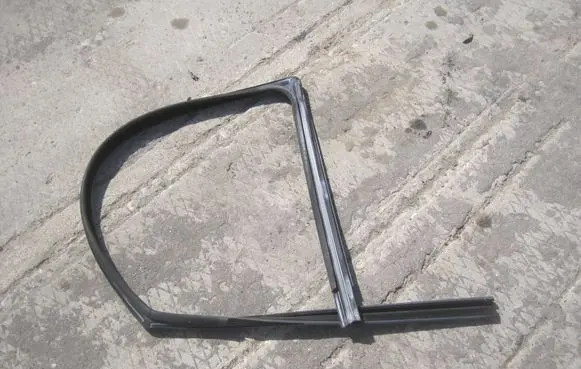 Volkswagen Multivan T6 Rubber seal front door window/glass 7E0837433