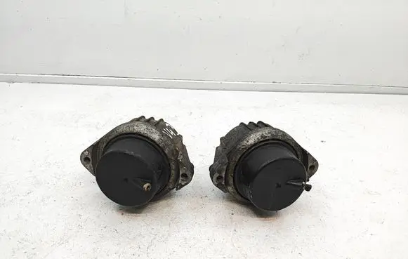 BMW 1 E82 E88 Engine mount bracket 13981112