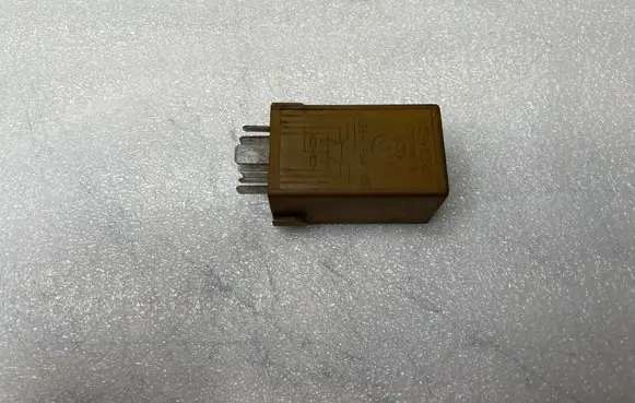 BMW 5 E39 Window control relay 61368384505 V23141B3001X15