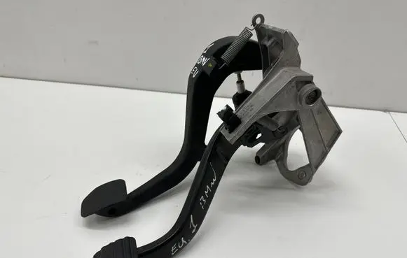 BMW 1 E82 E88 Pedal assembly 