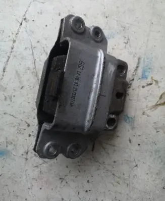 Volkswagen Jetta VI Engine mounting bracket