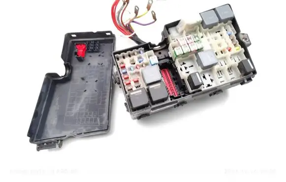 Ford Focus Fuse module AV6T-14A076-AB