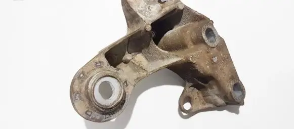 Volkswagen PASSAT B5 Engine mounting bracket 8d0199352h