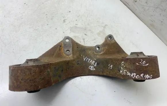 Suzuki Grand Vitara II Rear differential/diff mount bracket 