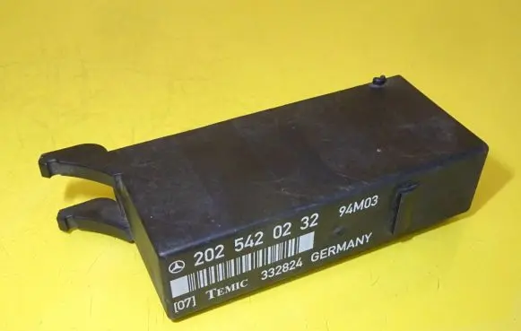 Mercedes-Benz C W202 Light module LCM 2025420232