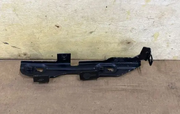 Fender mounting bracket