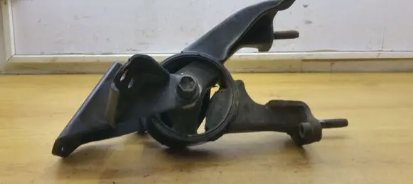 Toyota Avensis T250 Engine mount bracket