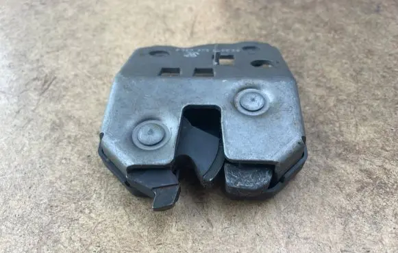 BMW 3 E46 Seat back rest lock catch 52208209035 8209035