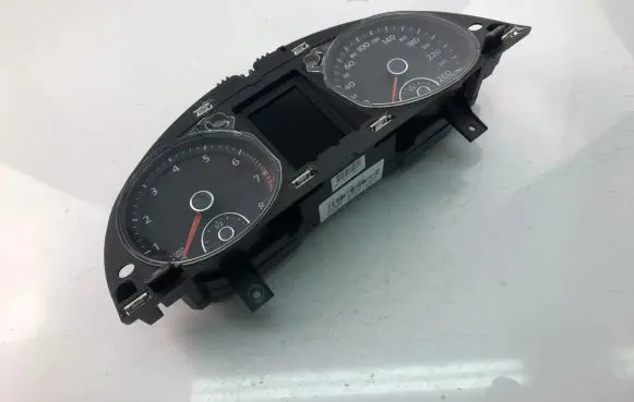 Volkswagen PASSAT B6 Speedometer (instrument cluster) 3C0920872H
