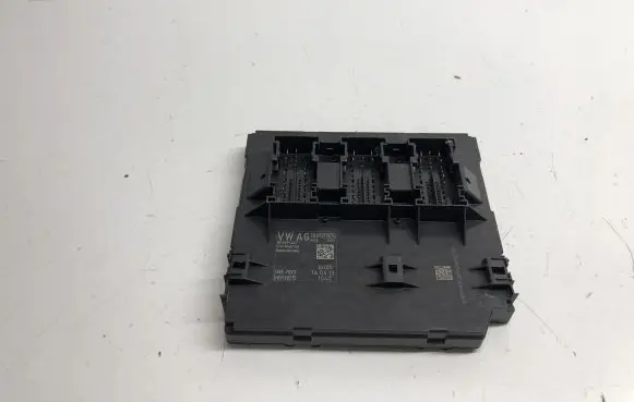 Volkswagen PASSAT B7 Central body control module 3AA937087