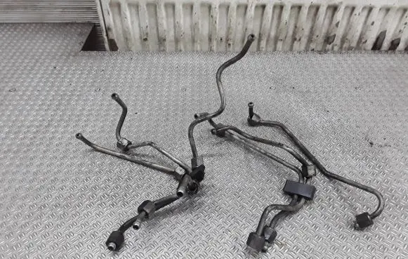 Volvo XC90 Fuel injector supply line/pipe 