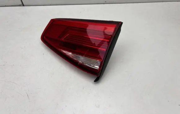 Tailgate rear/tail lights