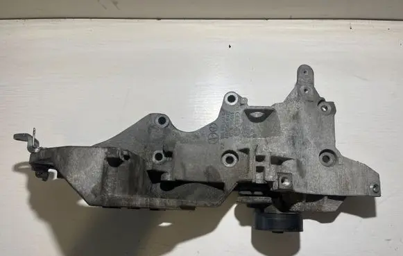 Skoda Octavia Mk2 (1Z) Engine mounting bracket 03l903143