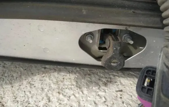 Opel Astra J Rear door check strap stopper