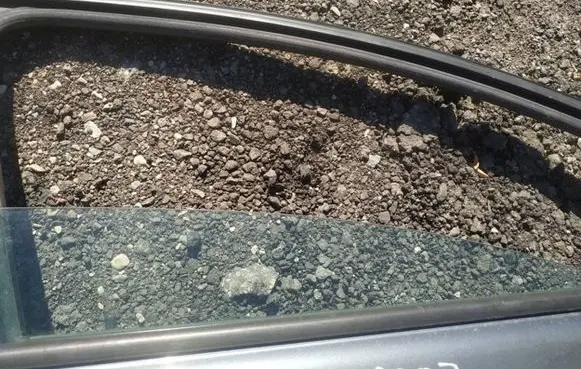 Volvo V50 Front door window glass four-door as2