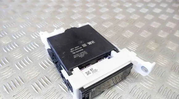 Toyota Yaris XP210 Comfort/convenience module 89221K0020 82730K0110