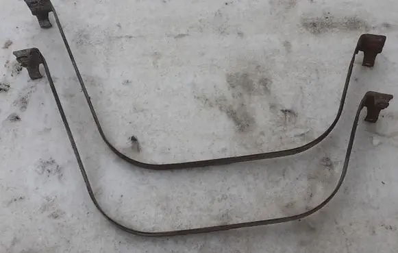 Fuel tank mounting bracket