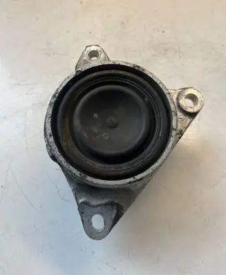 Honda CR-V Engine mount bracket