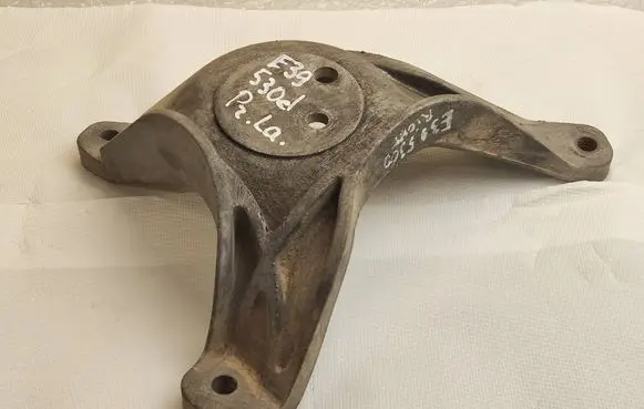 BMW 5 E39 Engine mounting bracket 1096080
